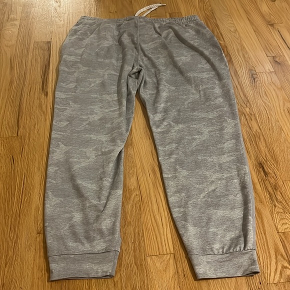 Vuori Gray Camo Performance Jogger Sz XL - Picture 6 of 6
